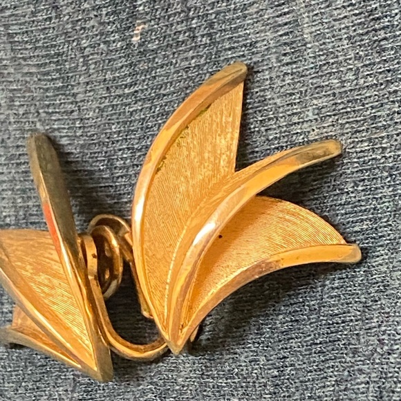 Vintage Trifari Gold Tone Clip on Earrings - Picture 5 of 8